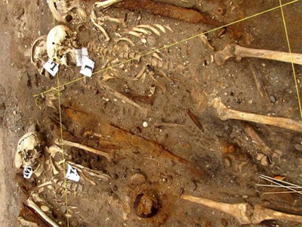 Esqueletos del lugar de enterramiento del antiguo barco vikingo Salme II, descubierto en la actual Estonia. Descrito como una 'expedición'. (Naturaleza)