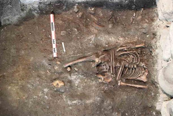 Uno de los esqueletos encontrados en el sótano de la Catedral de Stavanger, sobre la capa que parece ser un antiguo asentamiento vikingo. (Jani Causevic / NIKU)