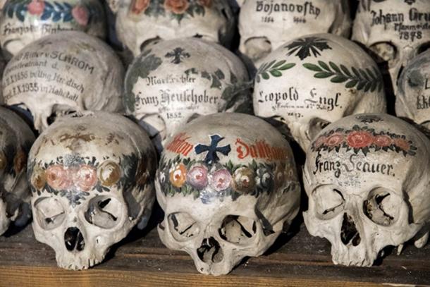 Skulls of women are painted with colorful flowers. (J. Ossorio Castillo / Adobe)