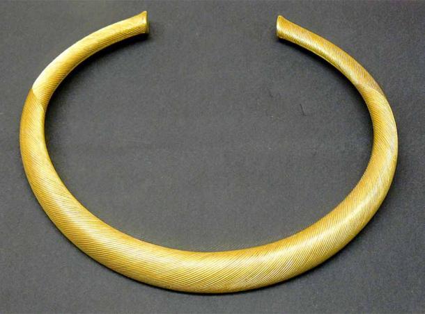 Sleek Bronze Age torc in striated gold, northern France, c. 1200–1000 BC, 794 grams (Siren-Com/ CC BY-SA 3.0)