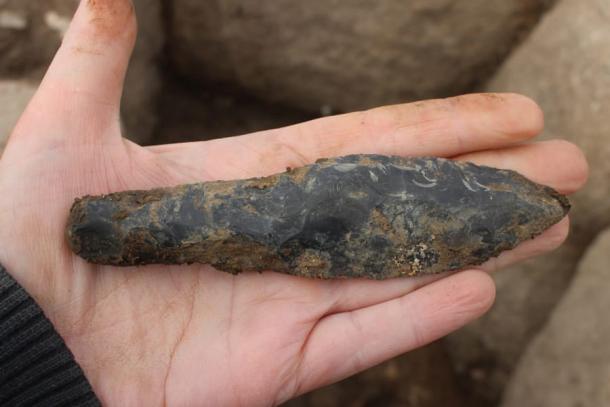 Pequeña daga de pedernal encontrada junto a los restos de uno de los niños. ¿Era esta herramienta la de un niño o la ofrenda de un adulto? (Katrine Ipsen Kjær / ROMU)
