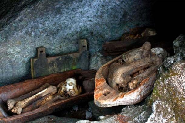 Smoked Mummies of the Kabayan Caves, Philippines. (Tadolo/ Flickr )