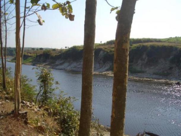 Solo River by Ngandong including exposed river terraces on far bank. (Copyright Kira Westaway)