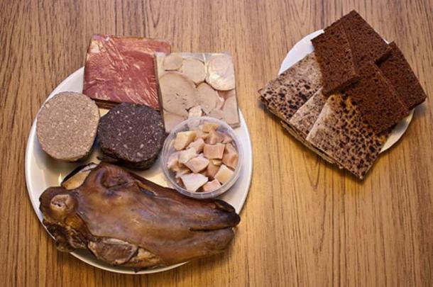 Some traditional Icelandic food (plate to the left: Hangikjöt, Hrútspungar, Lifrarpylsa, Blóðmör, Hákarl, Svið. plate to the right: Rúgbrauð, Flatbrauð) (CC BY-SA 3.0)