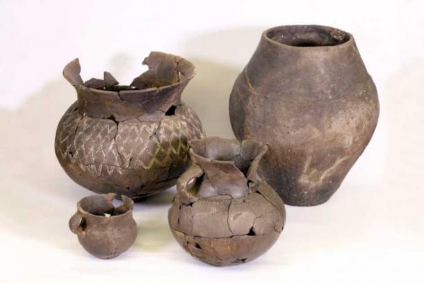 Parte de la cerámica medieval descubierta en el fondo del pozo. (Marcus Guckenbiehl/ Oficina Estatal de Conservación de Monumentos de Baviera)