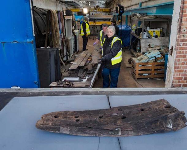 Algunas de las muchas partes excavadas del barco de Newport. (Proyecto de barco medieval de Newport)