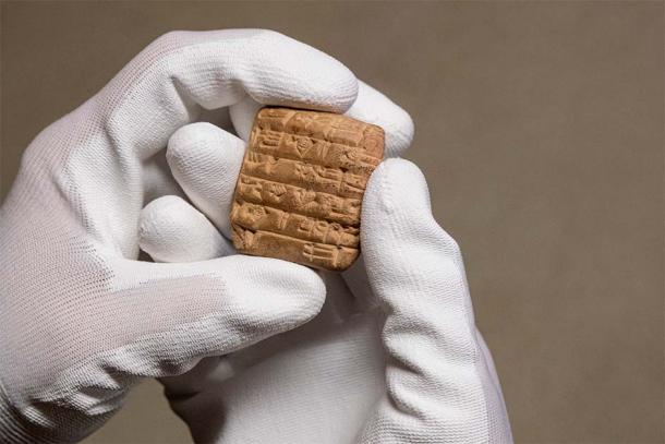 Some of the cuneiform tablets are only a few centimeters in size. (Maike Glöckner / Uni Halle)