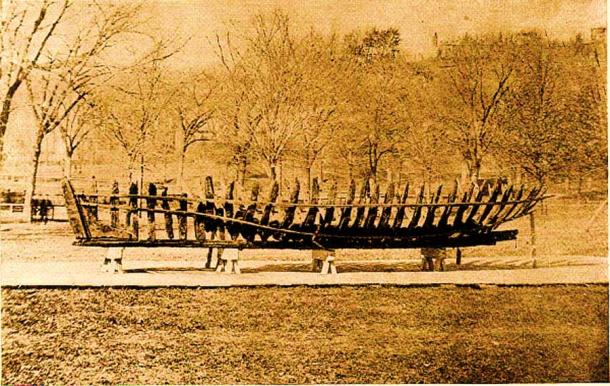 Las 109 maderas de Sparrow-Hawk supervivientes se ensamblaron y exhibieron en Boston Common en 1865 y pronto se ensamblarán para una exhibición permanente. (Dominio publico)