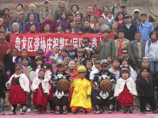 Staff and visitors at the Kingdom of the Little People, Kunming, China, 2011. (Blorg /CC BY-SA 4.0)