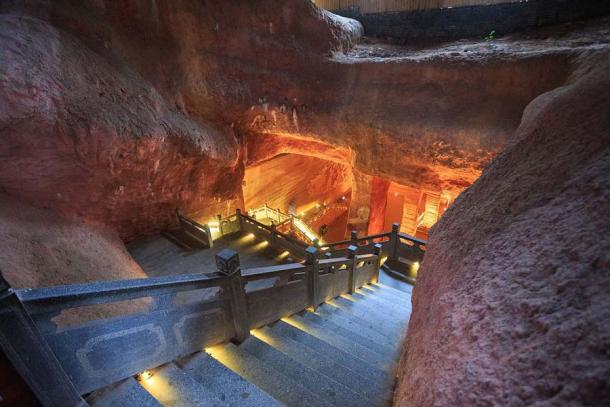 Escaleras que conducen a una de las cuevas Longyou que alguna vez estuvieron sumergidas. (Zhangzhugang / CC BY-SA 4.0)