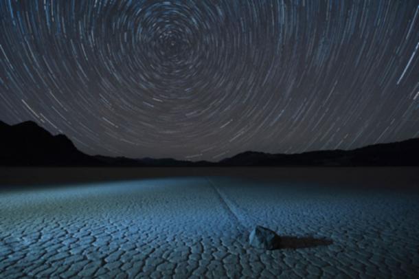Estelas de estrellas en el hipódromo de Moving Stones Playa, el Parque Nacional Death Valley, California.