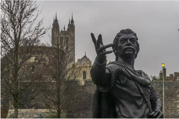 Statue of Æthelberht, King of Kent with the Canterbury Cathedral in the background. (Sumit Surai/CC BY-SA 4.0)
