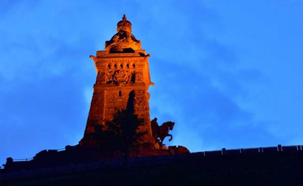 Statue of Emperor William I beneath the imperial crown (Karin Jähne /Fotolia)