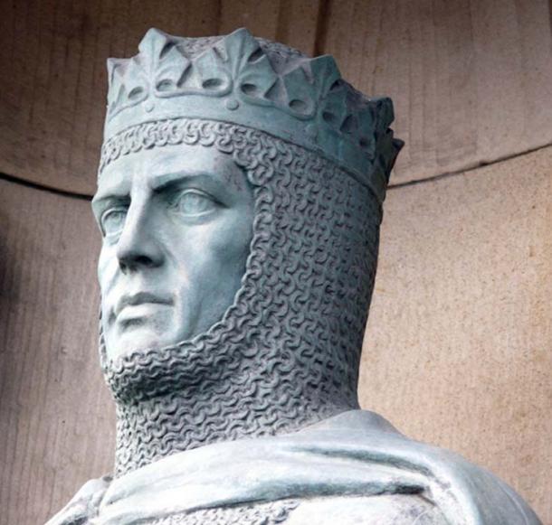 Statue of Robert the Bruce (1929) in front of the gates at Edinburgh Castle. 