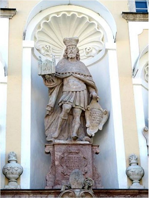 Statue of Tassilo III, duke of Bavaria, founder of the abbey. Kremsmünster abbey (Upper Austria).  (Wolfgang  Sauber/CC BY-SA 4.0)