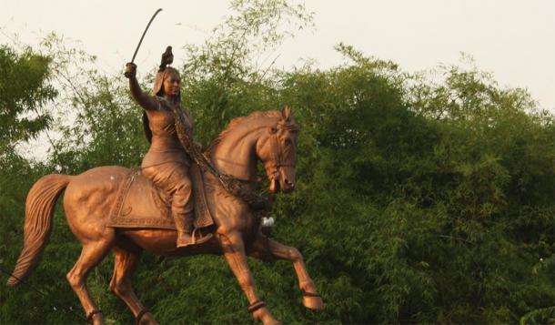 Statue of Kittur Rani Chennamma. (Naveen Roy/CC BY NC ND 2.0)