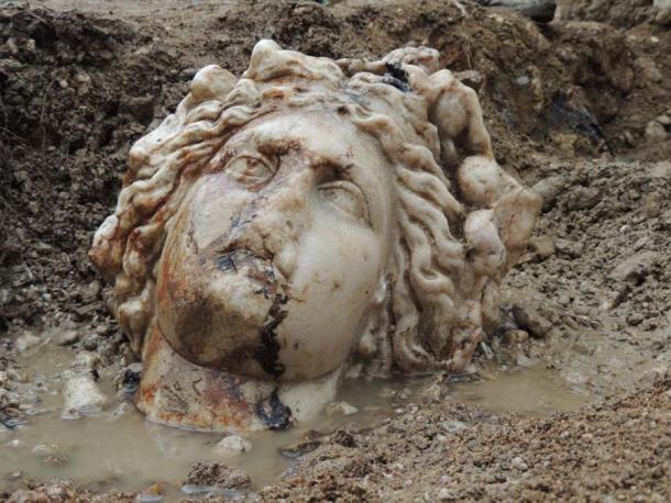 Cabeza de estatua del dios Dionisio encontrada en la antigua ciudad de Aizanoi en Turquía. (Agencia Anadolu)