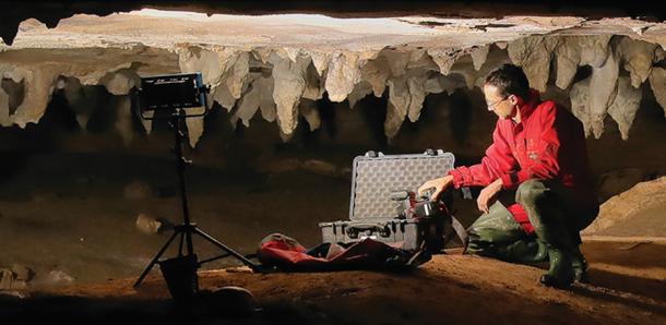 Stephen Alvarez en la cámara de glifos 19 de la cueva sin nombre en Alabama, que ahora es el sitio de arte rupestre nativo americano más grande en el sureste de América del Norte. (A. Cressler / Antiquity Publications Ltd).