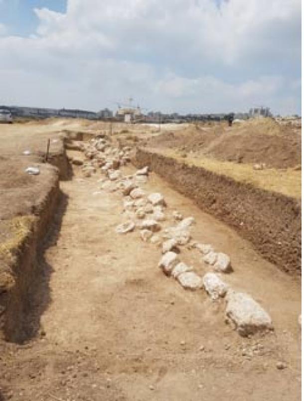 Stone wall 17, looking south. (Israel Antiquities Authority)