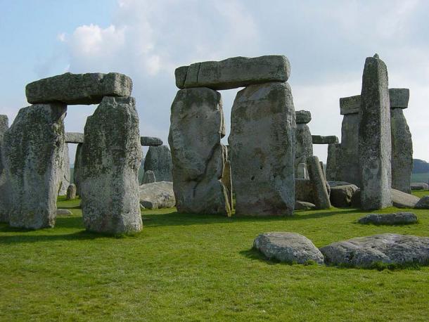 The Stonehenge Trilithons were placed inside the Sarsen Circle, arranged in a horseshoe shape that curves from the southwest at the bottom to the northeast at the top. (Public domain)