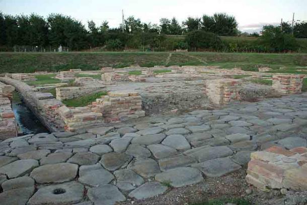 Ancient streets and walls in Classe (Ukko.de, CC BY-SA 4.0)