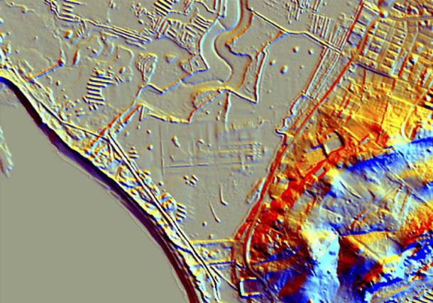 Estructuras que han sido documentadas bajo el agua.  El equipo cree haber encontrado los restos del templo de Hércules Gaditanus en el canal pantanoso que conduce al castillo de Sancti Petri frente a la costa de Cádiz.  (Universidad de Sevilla)