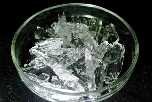 La forma de cristales de ácido sulfúrico (H2SO4) (AxGxP/ CC BY-SA 4.0)