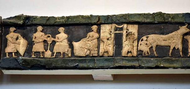 Adegan Sumeria yang menunjukkan memerah susu sapi dan membuat produk susu.  Dari fasad Kuil Ninhursag di Tell al-'Ubaid (2800-2600 SM) (Osama Shukir Muhammad Amin / CC BY-SA 4.0)
