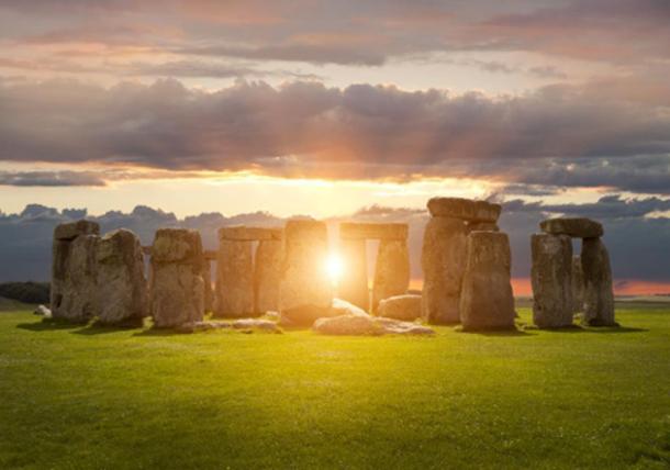 Sol brillando a través de Stonehenge. (andrewmroland/Adobe Stock)