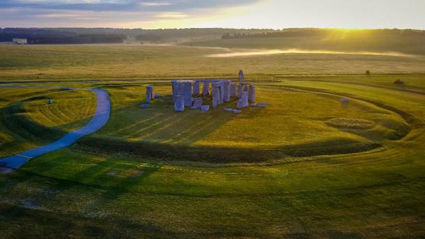 Sunrise at Stonehenge and a new solar day! (Nicholas / Adobe Stock)