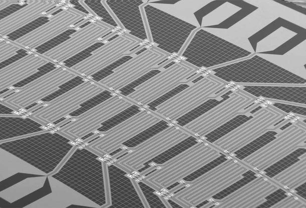 Surface of a quantum chip. Its architecture features artificially created atoms (qubits) embedded within it. (FMNLab / CC BY 4.0)