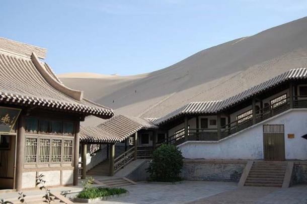 Surroundings of the Crescent Lake in Gobi Desert near Dunhuang, Gansu Province, China. (Sigismund von Dobschütz/CC BY SA 3.0)