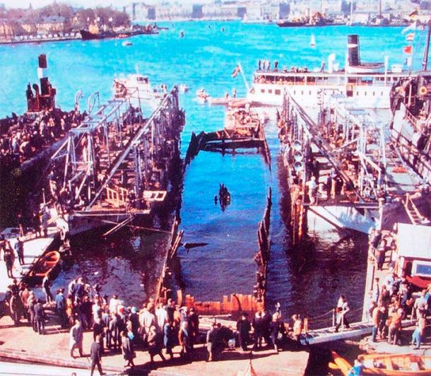 The Swedish Vasa warship being brought up during recovery work in the 1960s. (Public domain)
