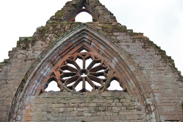 Sweetheart Abbey’s stone tracery and circular window remains (Carole / Adobe Stock)