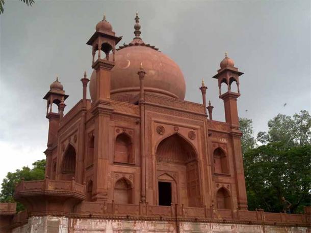The Red Taj Mahal tomb of John Hessing. (Shriom Gautam/CC0)