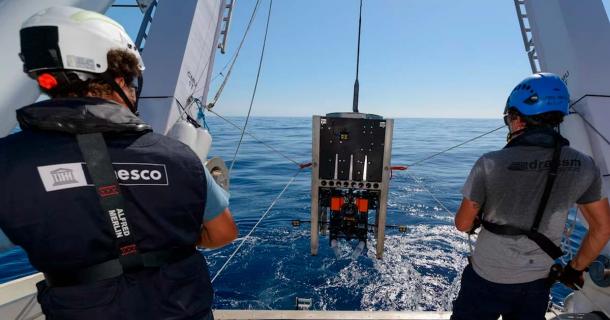Team members inaugurate the ROV Arthur from the Alfred Merlin. This machine can explore shipwrecks on the seafloor. (UNESCO)
