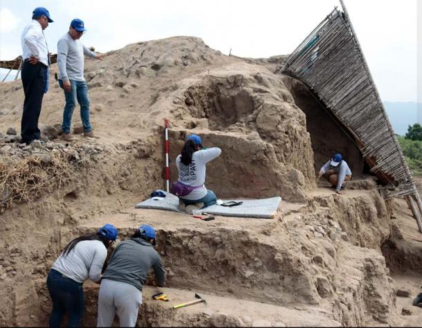 Team working on part of the 4,500 year old wall that supported ancient temple in the Valley of Viru. (University of Trujillo)