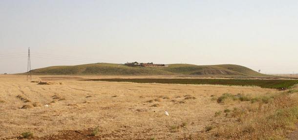 View of Tell Mozan (northeast Syria), ancient Urkesh, from the north. The dighouse can be seen in the middle of the tell. 