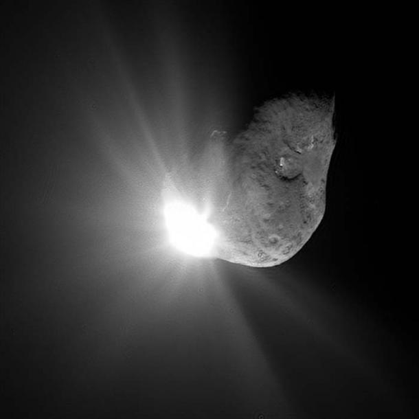 Comet ‘Tempel 1’ passed close to the Sun and warmed up, releasing gases in a process known to astronomers as outgassing, which produces a visible coma and sometimes a tail. (Public Domain)