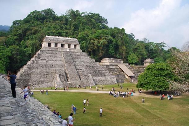 Vista del Templo XIII y el Templo de las Inscripciones del Palacio de Palenque, Chiapas, México.