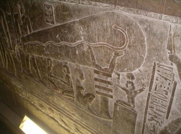 El objeto con forma de bombilla grabado en una cripta debajo del Templo de Hathor en Egipto.