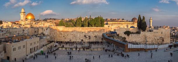 Temple Mount panoramic view in the old city of Jerusalem at sunset, including the Western Wall and golden Dome of the Rock. (lucky-photo / Adobe Stock)