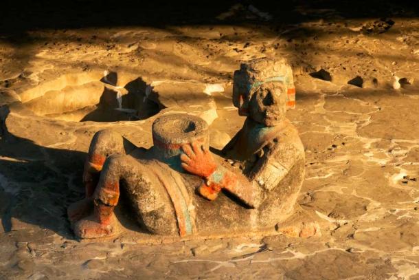 Un chac-mool nel sito archeologico del Templo Mayor (Tempio Maggiore) a Città del Messico.  Il buco nel ventre del chac-mool era il luogo in cui venivano posti i cuori delle vittime sacrificate.  (Miguel/Adobe Stock)