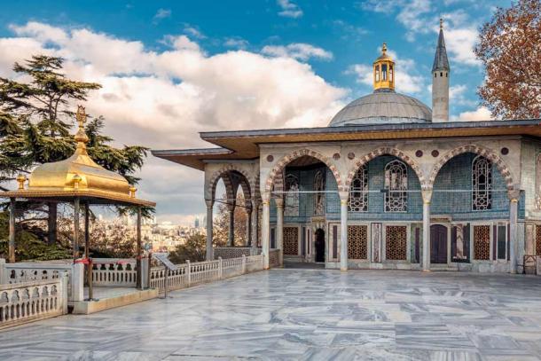 Upper Terrace and Bagdad Kiosk at Topkapi Palace (RuslanKphoto / Adobe Stock)
