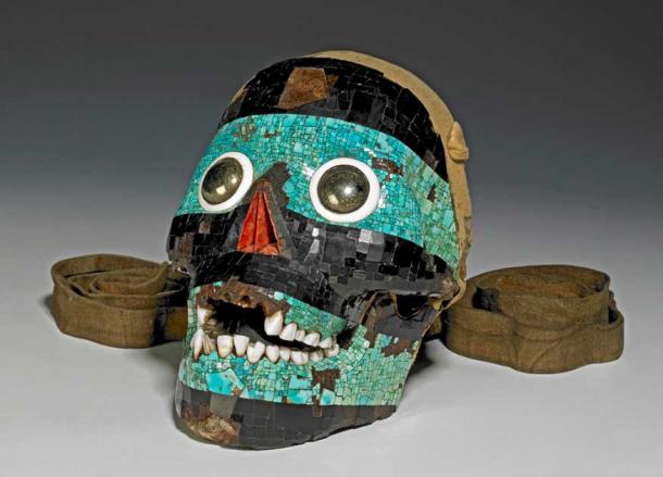 Si ritiene che la maschera del teschio a mosaico di Tezcatlipoca rappresenti Tezcatlipoca, alias "Specchio fumante", uno dei quattro potenti e influenti dei creatori della mitologia azteca.  Questo manufatto azteco è in realtà un teschio umano ricoperto da un mosaico di turchese.  Gli esperti ritengono che facesse parte di un costume rituale cerimoniale e fosse indossato con l'aiuto di cinghie di pelle di daino.  (Fiduciari del British Museum / CC BY-NC-SA 4.0)