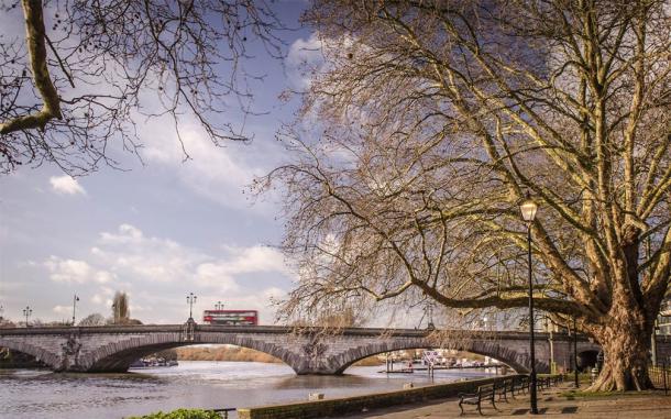 A section of the Thames River running through the west end borough of Hounslow where an amateur archaeologist has convinced the government to drain the river to finally locate the secret Grail crypt. (William / Adobe Stock)