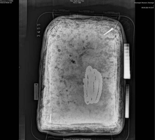 The X-rays show that the four bangles have different shapes and decorations. (Archaeological Museum, University of Stavanger)