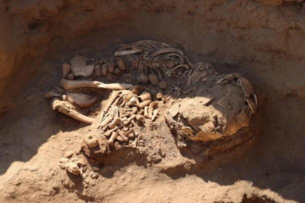 The individuals were buried on their sides, facing the mountains. (National University of Trujillo)