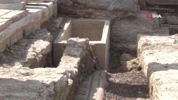 The repurposed tomb contained mosaics, sarcophagus and 12 interred individuals. (IHA/ Screenshot)