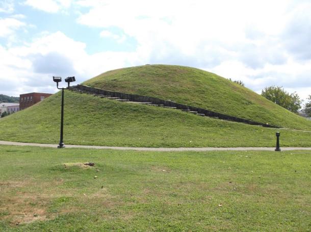The Criel Mound in South Charleston West Virginia, photo courtesy of authors © Jason Jarrell and Sarah Farmer. 